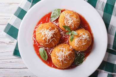 Recette de boules de riz italienne Arancini avec une délicieuse pâte trempant la sauce Recette Indienne Traditionnelle